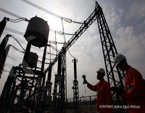 Petugas PLN Area Pelaksana Pemeliharaan (APP) Duri Kosambi sedang melakukan inspeksi harian dengan peralatan mendeteksi panas Thermography pada semua peralatan di Gas Insulated System (GIS) Alam Sutera, Tangerang Selatan, Rabu (26/7). GIS dengan tegangan 150.000 Volt ini memiliki empat trafo tenaga 150/20 kilo Volt (kV) untuk memasok kebutuhan listrik kawasan Alam Sutera dan Tangerang./pho KONTAN/Carolus Agus Waluyo/27/07/2017.