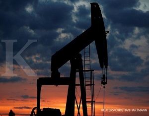 An oil pump is seen at sunset outside Vaudoy-en-Brie, near Paris, France April 23, 2018. REUTERS/Christian Hartmann