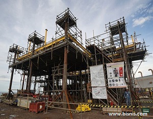 Pekerja beraktivitas di proyek pembuatan anjungan lepas pantai di PT Gunanusa Utama Fabricators, Cilegon, Banten, Kamis (6/4). PT Gunanusa Utama Fabricators merupakan perusahaan lokal di Indonesia yang bergerak dalam jasa pembuatan anjungan lepas pantai (Offshore Platform) yang memiliki pasar di dalam dan luar negeri. ANTARA FOTO/Sigid Kurniawan/foc/17.