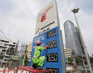 Petugas memasang papan harga Bahan Bakar Minyak (BBM) yang baru di SPBU Kawasan Jalan HR. Rasuna Said, Kuningan,Jakarta, Minggu (10/2/2019). Harga BBM non subsidi kembali diturunkan oleh Pertamina, meliputi wilayah hanya Jabodetabek dengan besaran penurunan bervariasi sampai dengan Rp 800 per liter. ANTARA FOTO/Reno Esnir/ama.