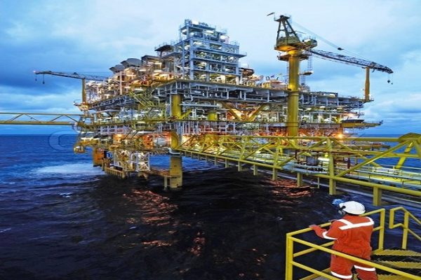7609485-offshore-worker-on-the-platform-rig