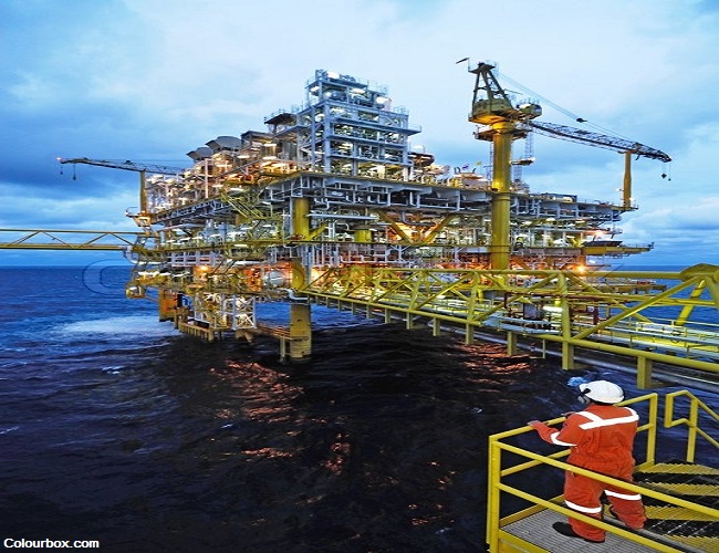 7609485-offshore-worker-on-the-platform-rig