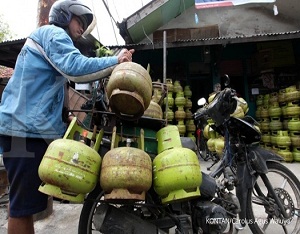Penjual gas elpiji 3 kg bersiap mengantar pesanan ke konsumen di Jakarta, Selasa (4/3). Pertamina menyatakan tidak ada kenaikan harga gas elpiji 3 kg dan menjamin stok gas melon masih melimpah./pho KONTAN/Carolus Agus Waluyo/04/03/2015