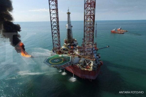 Aktivitas di Sumur Parang-1 yang dioperasikan oleh Pertamina Hulu Energi (PHE) Nunukan Company yang berada sekitar enam kilometer dari Pulau Bunyu, Kabupaten Bulungan, Kalimantan Utara , Senin (20/3). Pencarian migas di Nunukan telah menemukan hidrokarbon dimana dari kobaran api yang dihasilkan menunjukkan indikasi minyak yang kuat dari sumur ini. Capaian ini membuktikan bahwa PHE mampu melakukan eksplorasi secara organik dengan baik untuk meningkatkan reserves replacement ratio perusahaan. ANTARA FOTO/HO/Pertamina/ama/17.