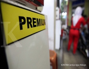 Petugas SPBU mengisi bbm subsidi di SPBU Jakarta, Minggu (2/4). Pemerintah memutuskan harga Bahan bakar minyak (BBM) golongan subsidi dan penugasan tidak nerubah selama tiga bulan ke depan atau periode 1 April hingga 30 Juni 2017./pho KONTAN/Carolus AGus Waluyo/02/04/2017.